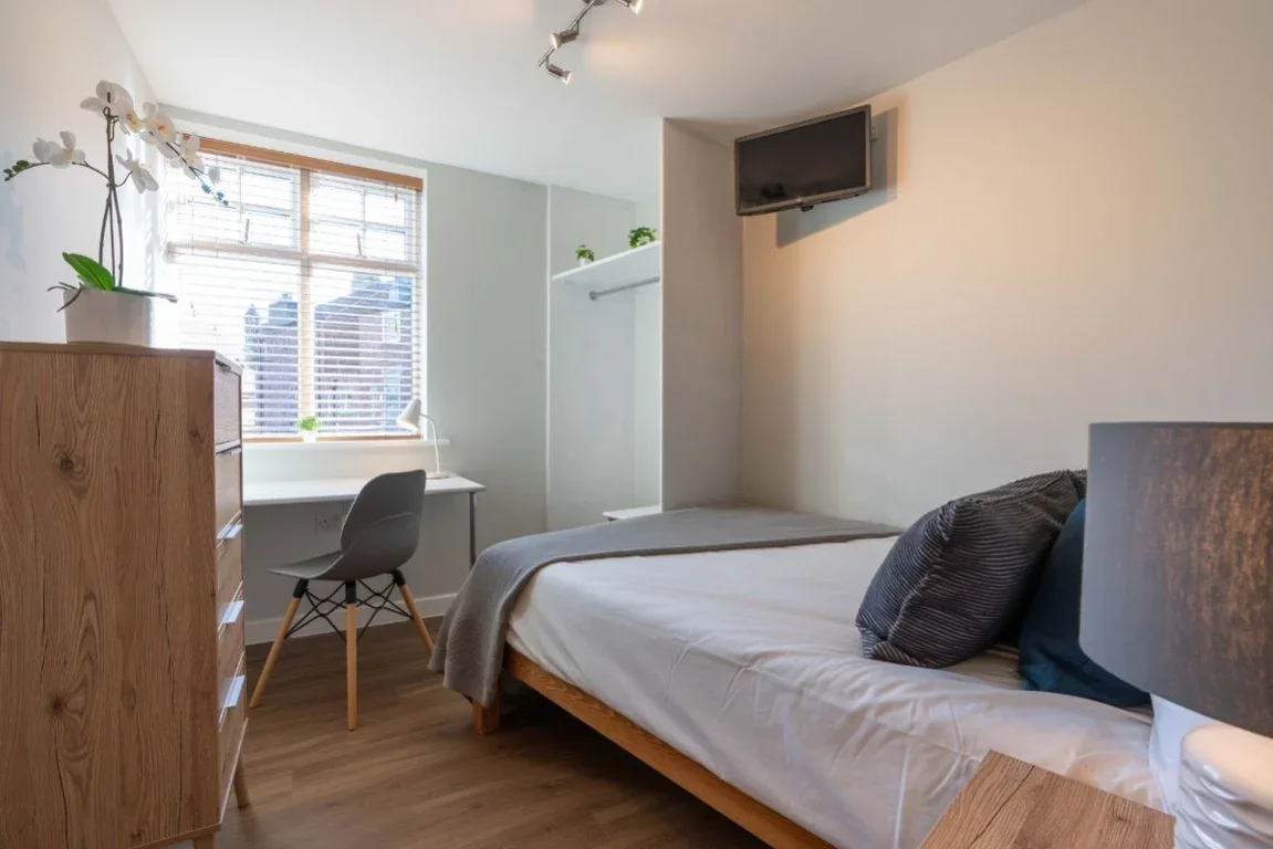 Flat Jesmond Road in Newcastle upon Tyne