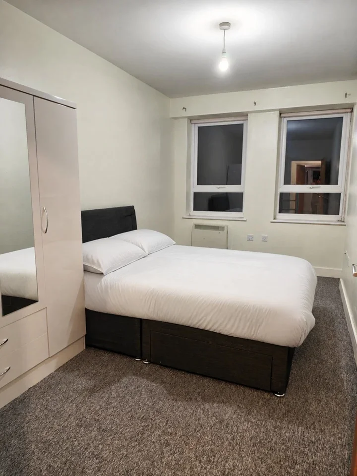 Flat Broadway in Greater London