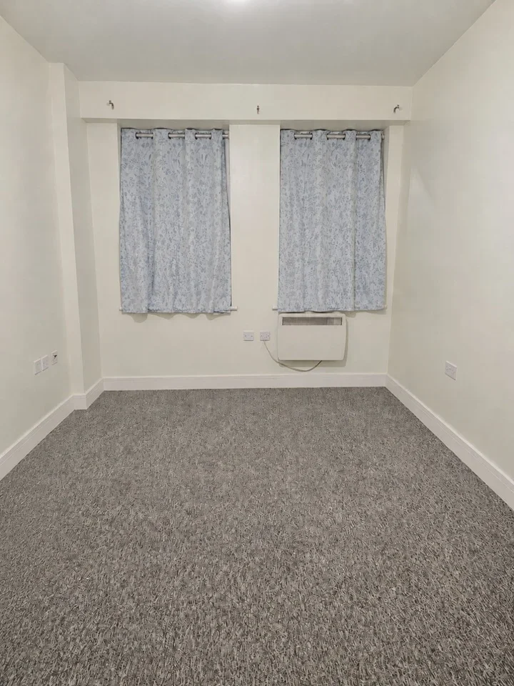 Flat Broadway in Greater London