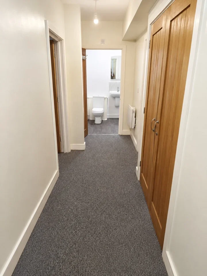 Flat Broadway in Greater London