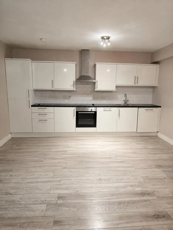 Flat Broadway in Greater London