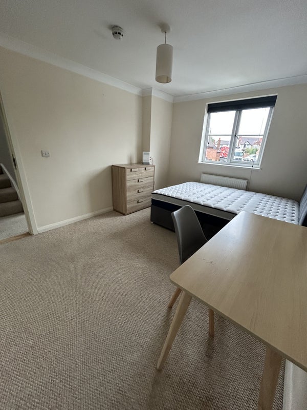 Room Courthouse Road in Maidenhead