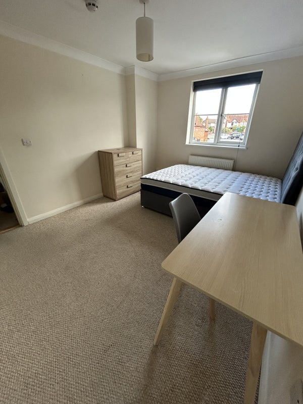 Room Courthouse Road in Maidenhead