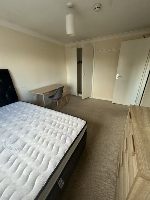 Room Courthouse Road in Maidenhead