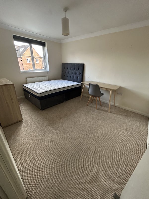 Room Courthouse Road in Maidenhead