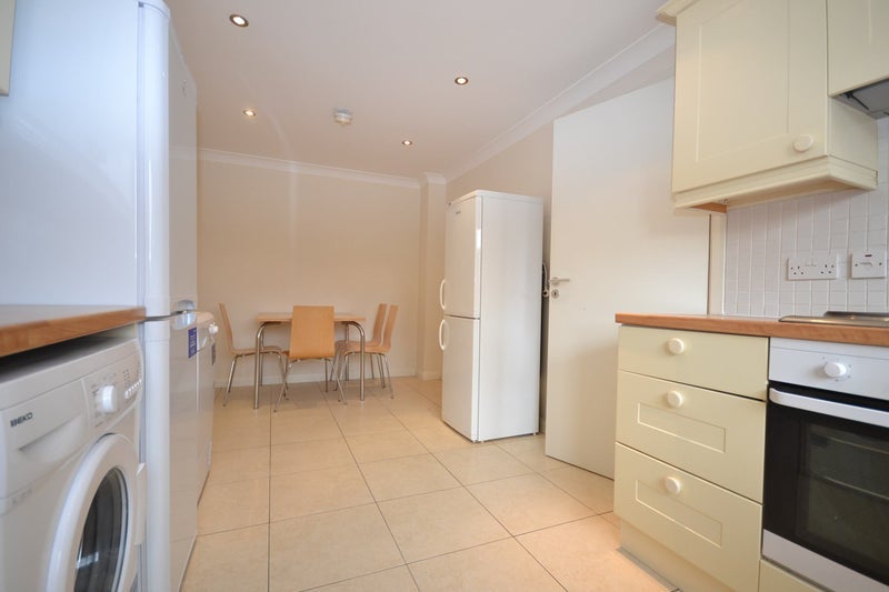 Room Courthouse Road in Maidenhead