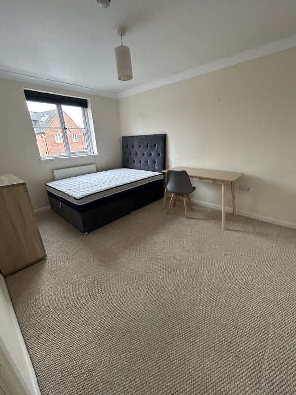 Room Courthouse Road in Maidenhead