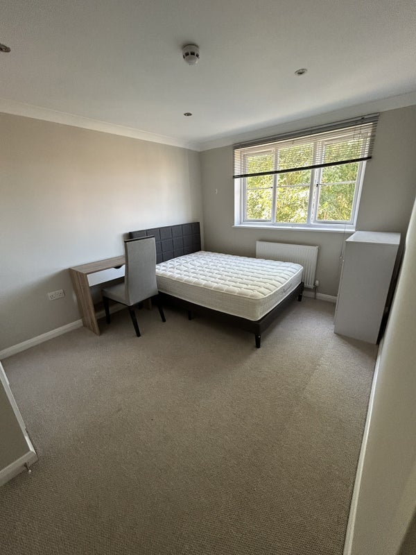 Room Courthouse Road in Maidenhead