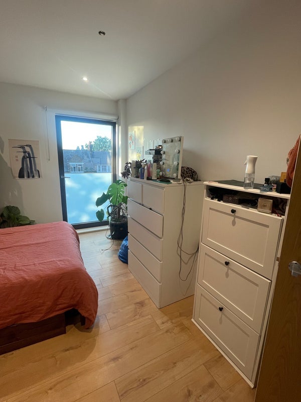 Flat Baytree Road in Greater London
