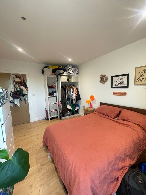 Flat Baytree Road in Greater London
