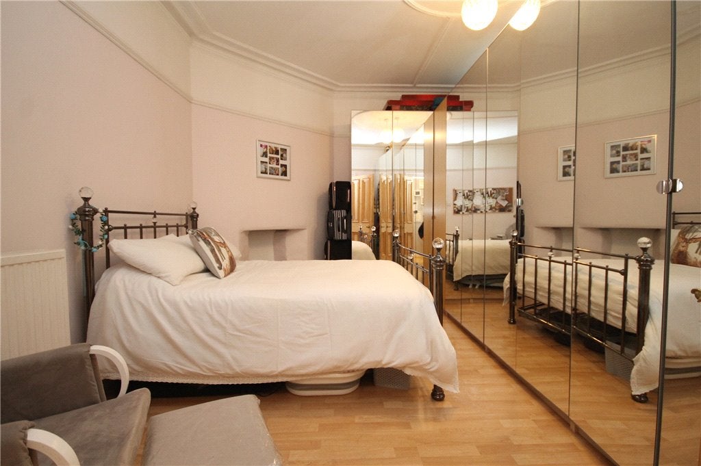 Flat Mitcham Park in Greater London