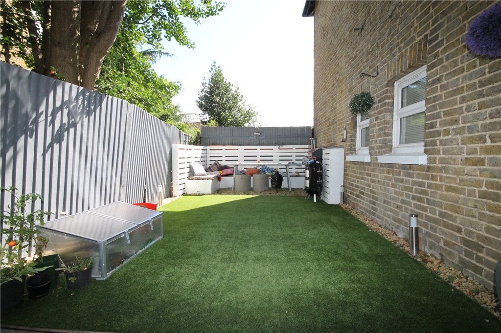 Flat Mitcham Park in Greater London