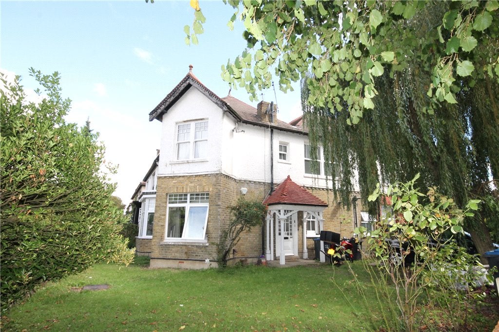 Flat Mitcham Park in Greater London