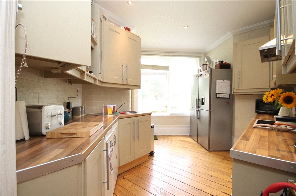 Flat Mitcham Park in Greater London
