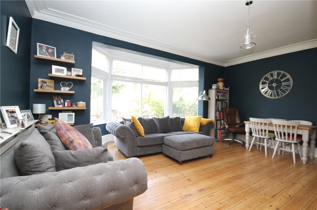 Flat Mitcham Park in Greater London