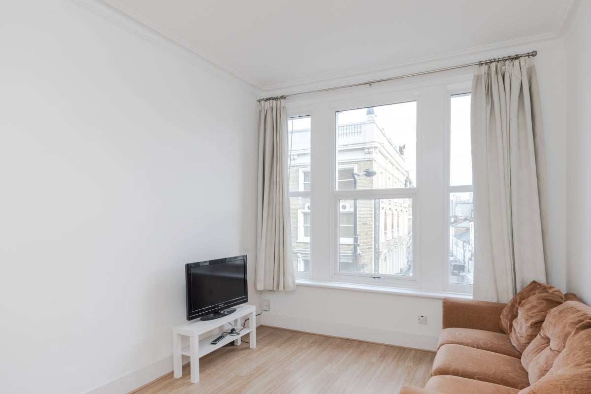 Flat Earl's Court Road in Greater London