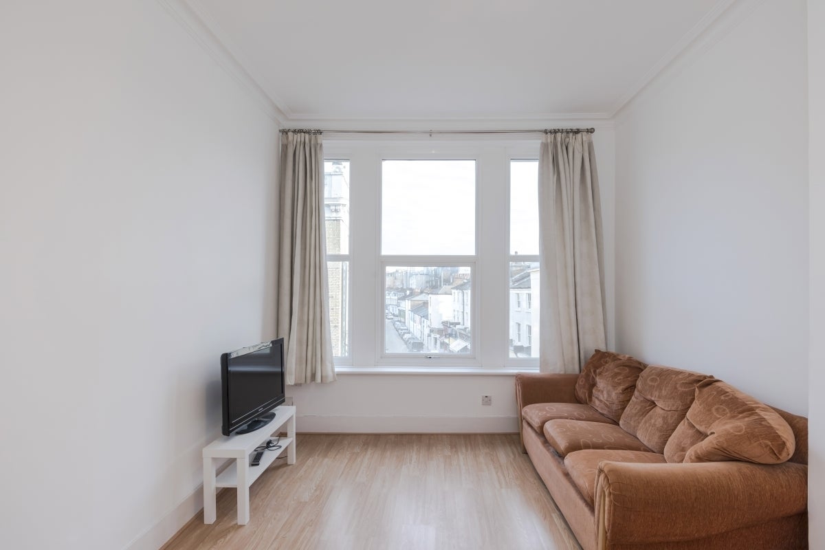 Flat Earl's Court Road in Greater London