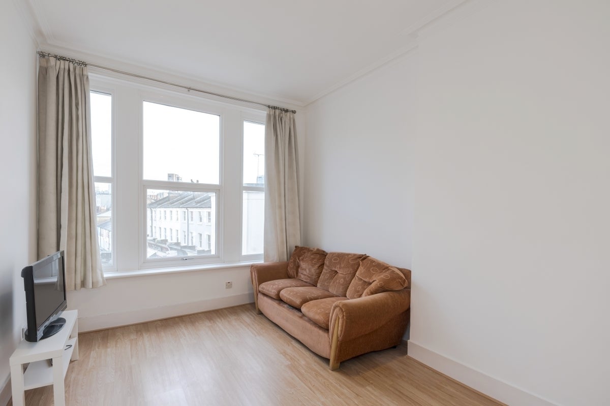 Flat Earl's Court Road in Greater London