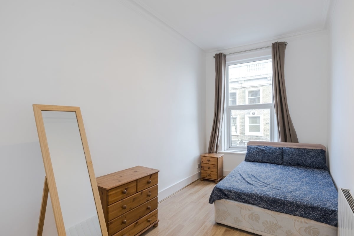 Flat Earl's Court Road in Greater London