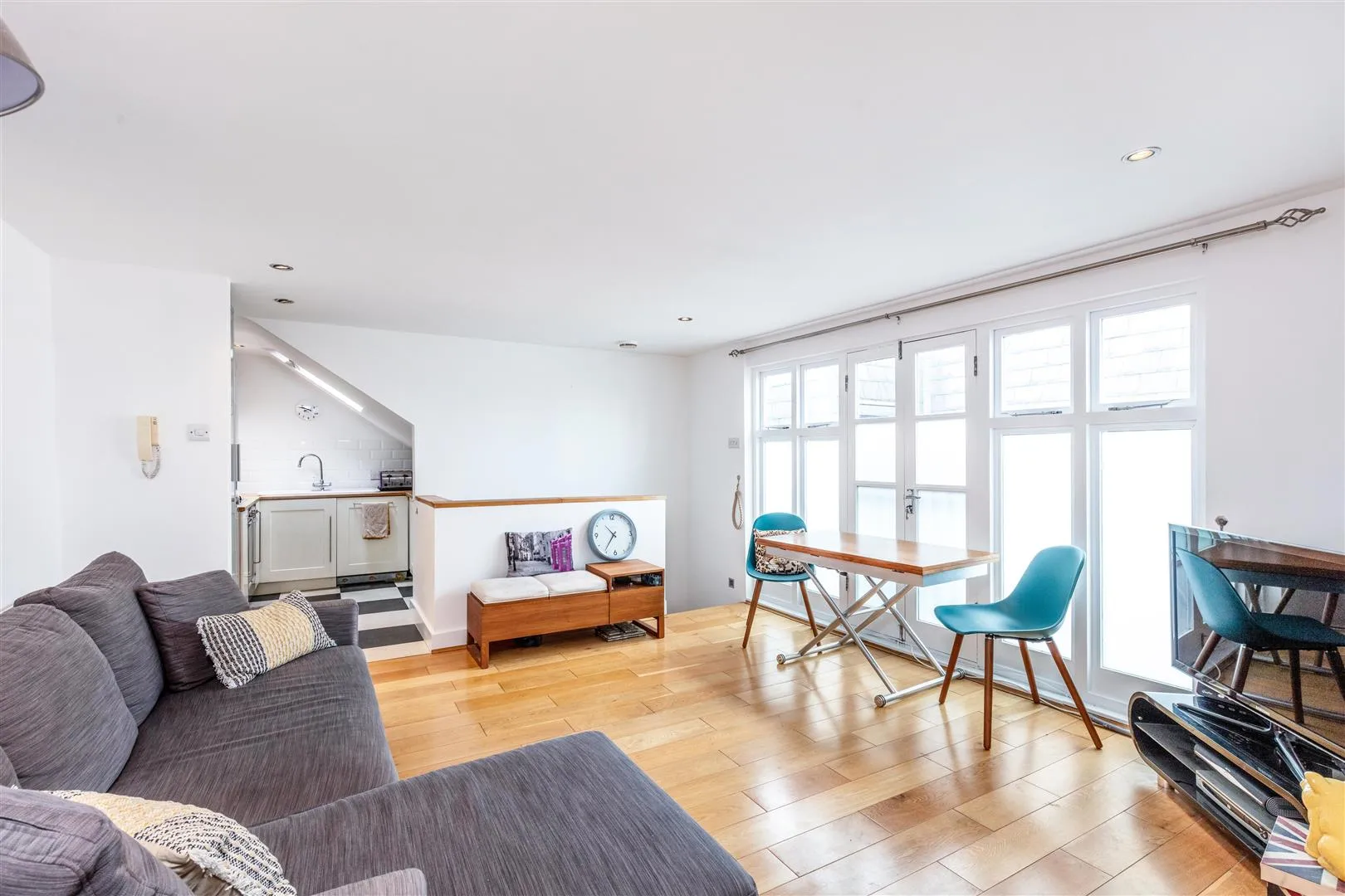 Flat Upper Richmond Road West in Greater London