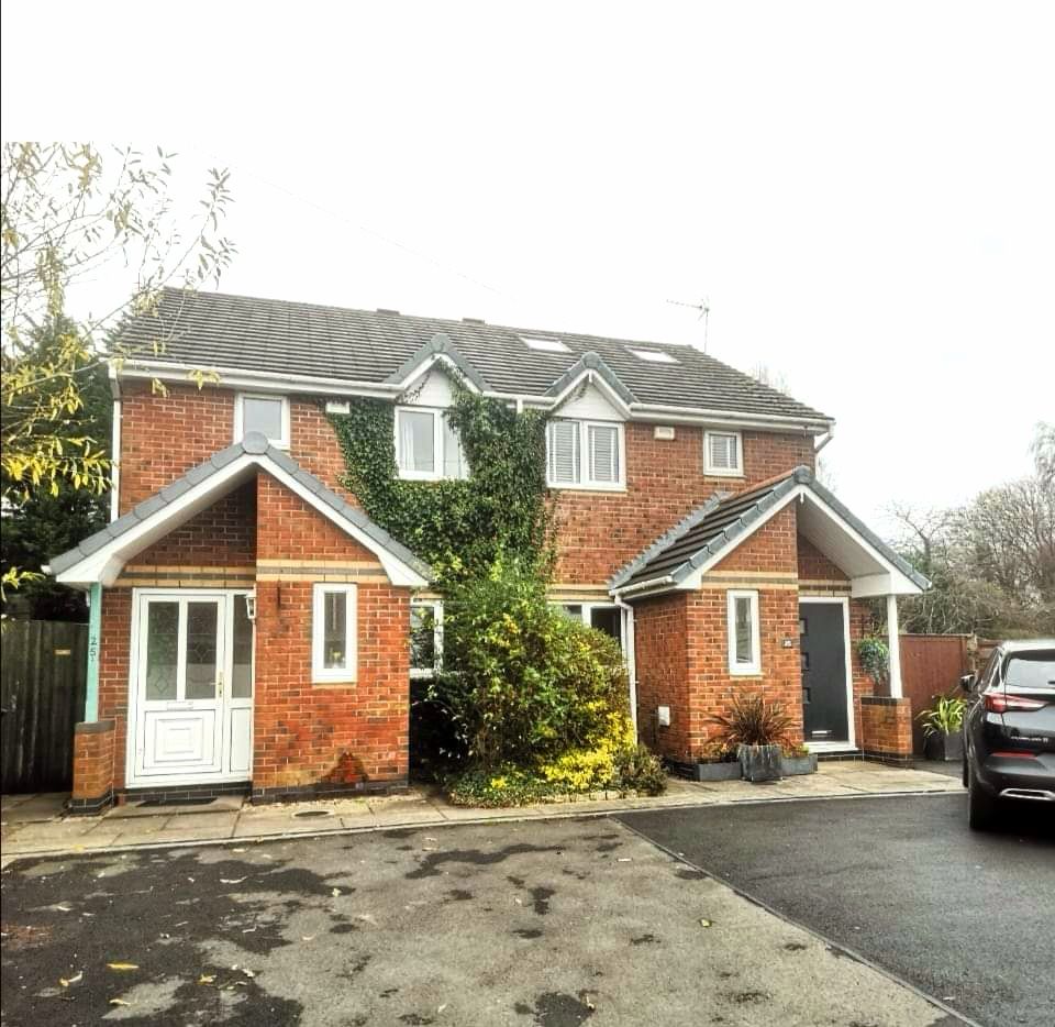 House Canterbury Close in Atherton