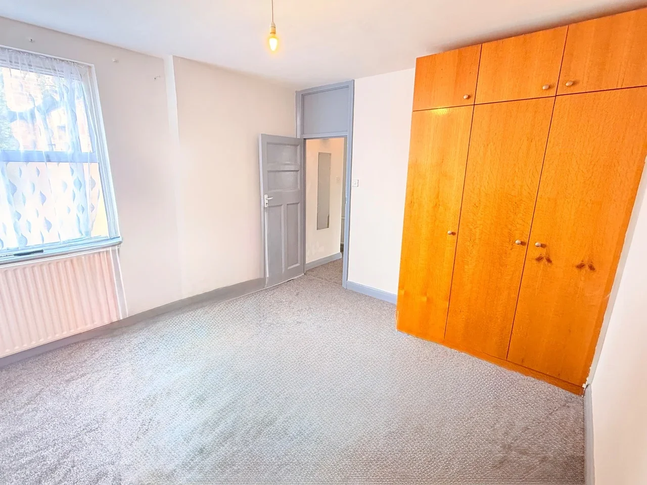 Flat Belton Road in Greater London