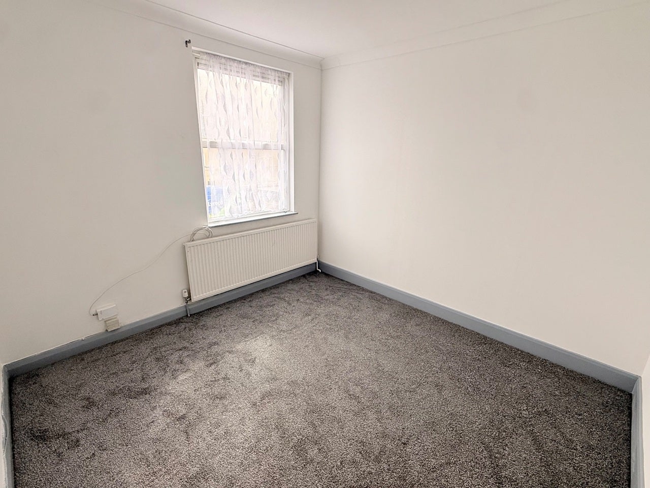 Flat Belton Road in Greater London