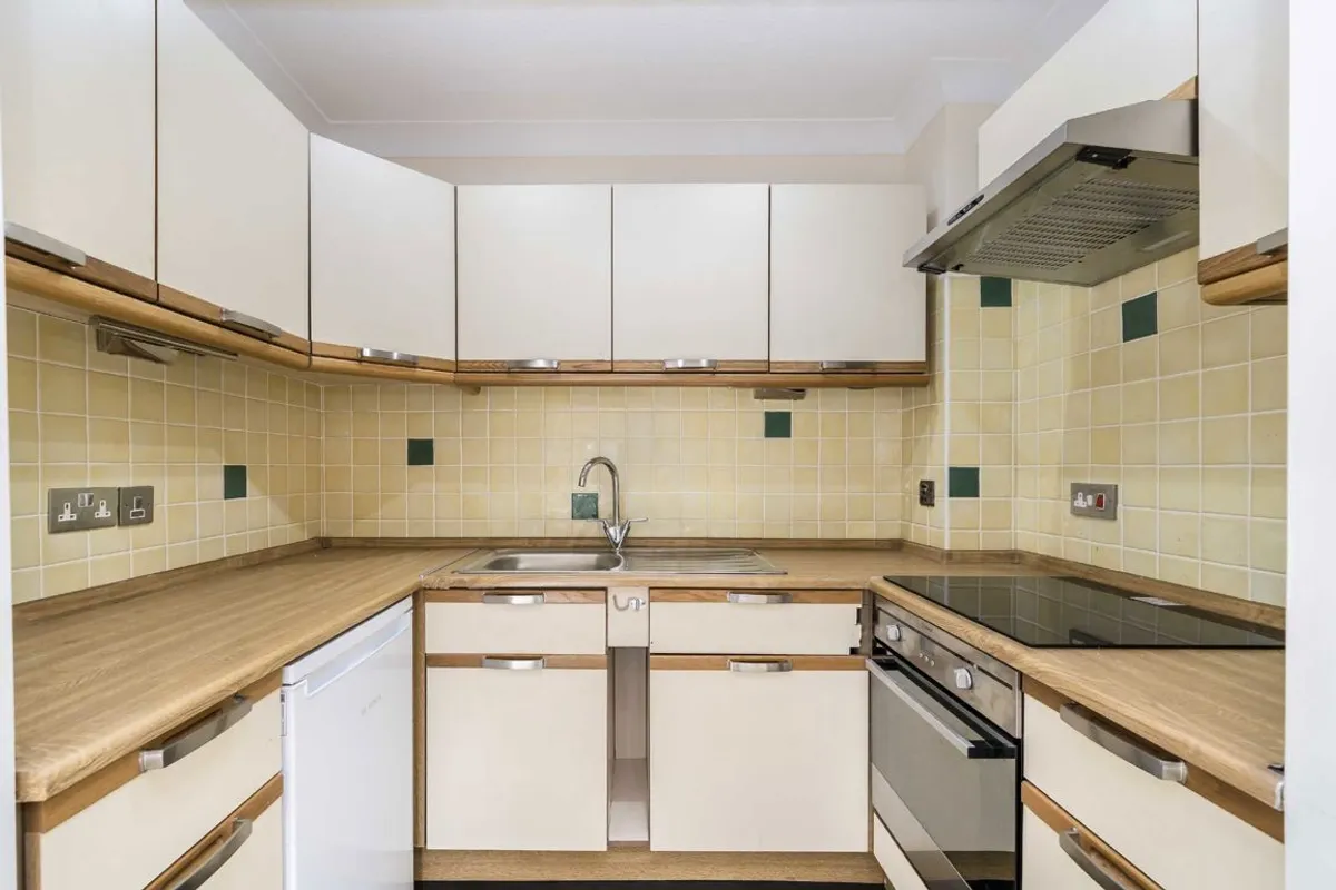 Flat Cedar Close in Greater London