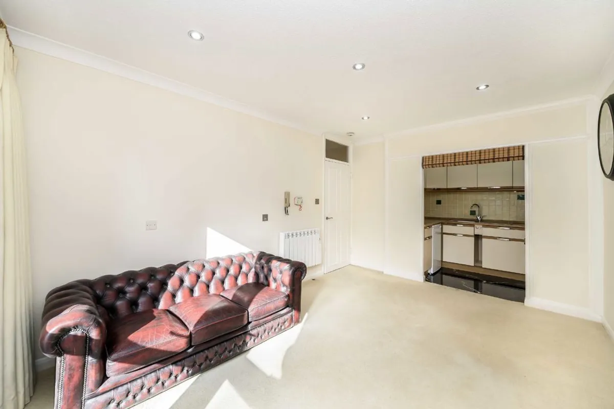 Flat Cedar Close in Greater London