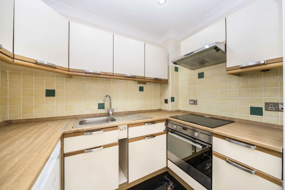 Flat Cedar Close in Greater London