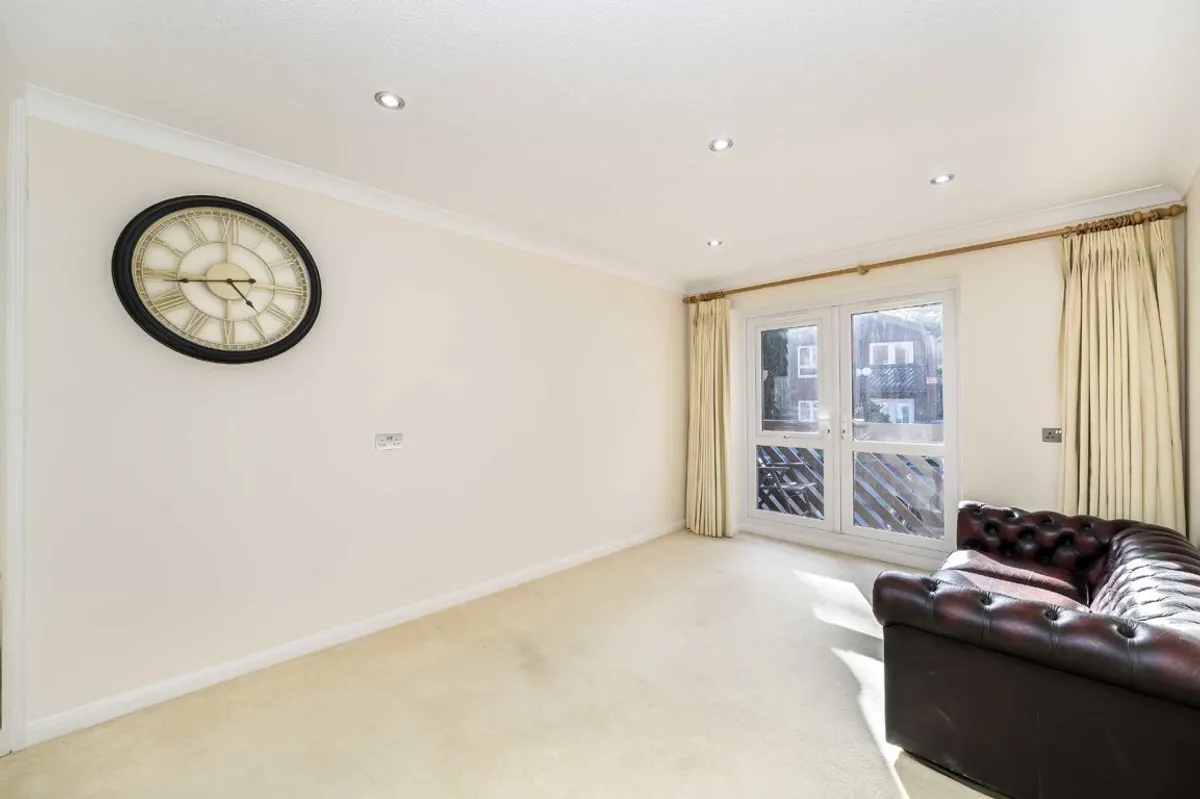 Flat Cedar Close in Greater London