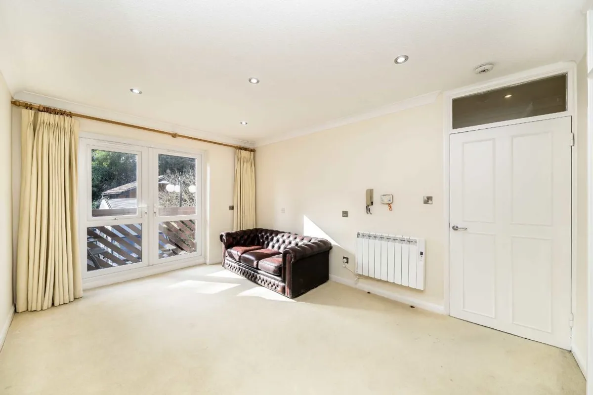 Flat Cedar Close in Greater London