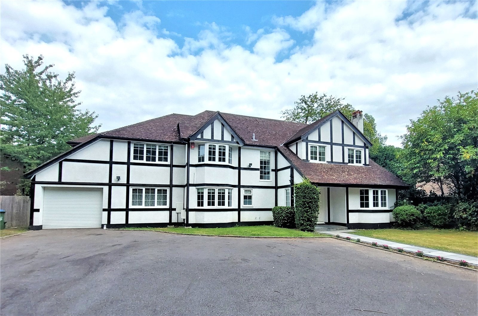 House Fairmile Lane in Elmbridge