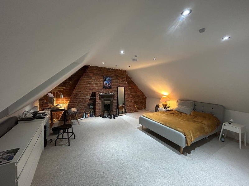 Room Beatrice Avenue in Greater London