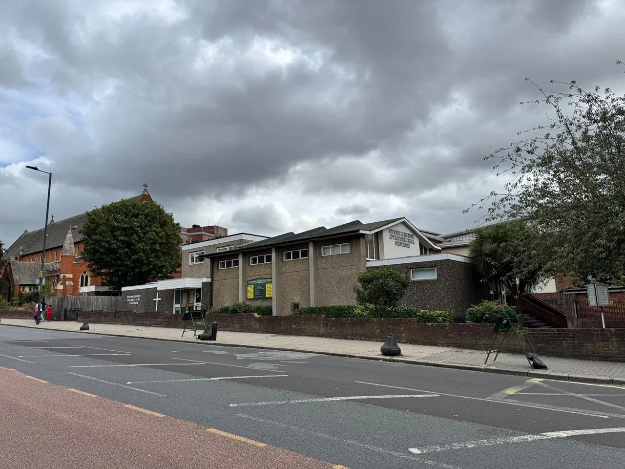 Flat Hilltop Avenue in Greater London