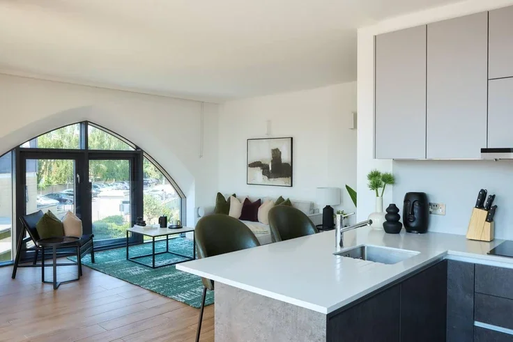 Flat Holland Gardens in Greater London