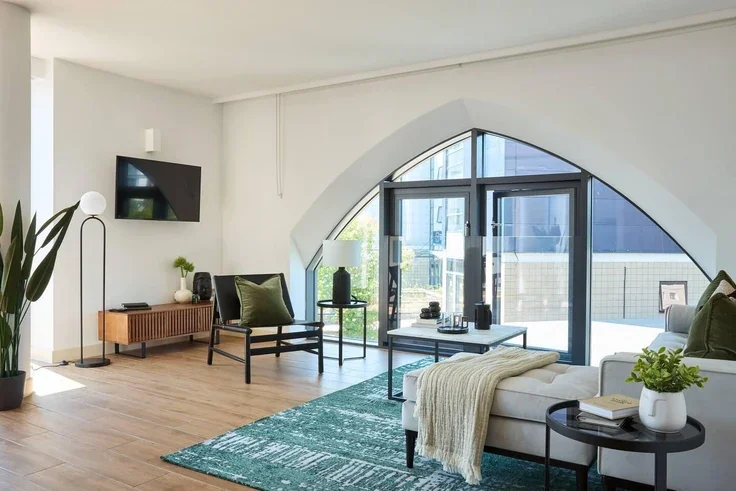 Flat Holland Gardens in Greater London