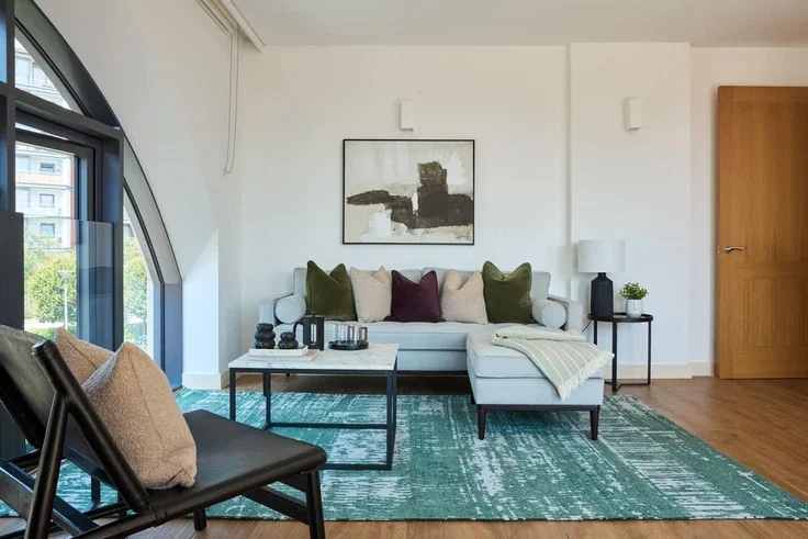 Flat Holland Gardens in Greater London