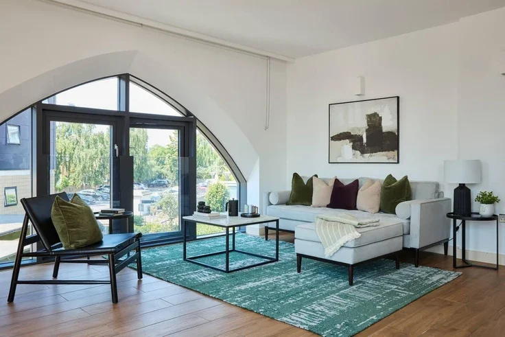 Flat Holland Gardens in Greater London