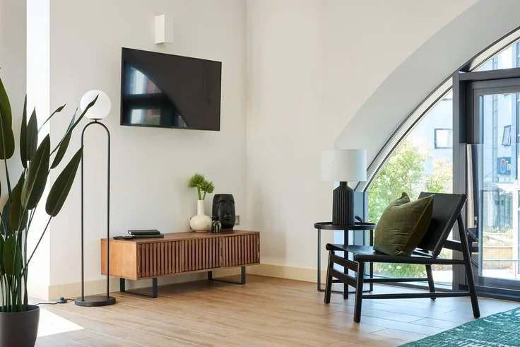 Flat Holland Gardens in Greater London