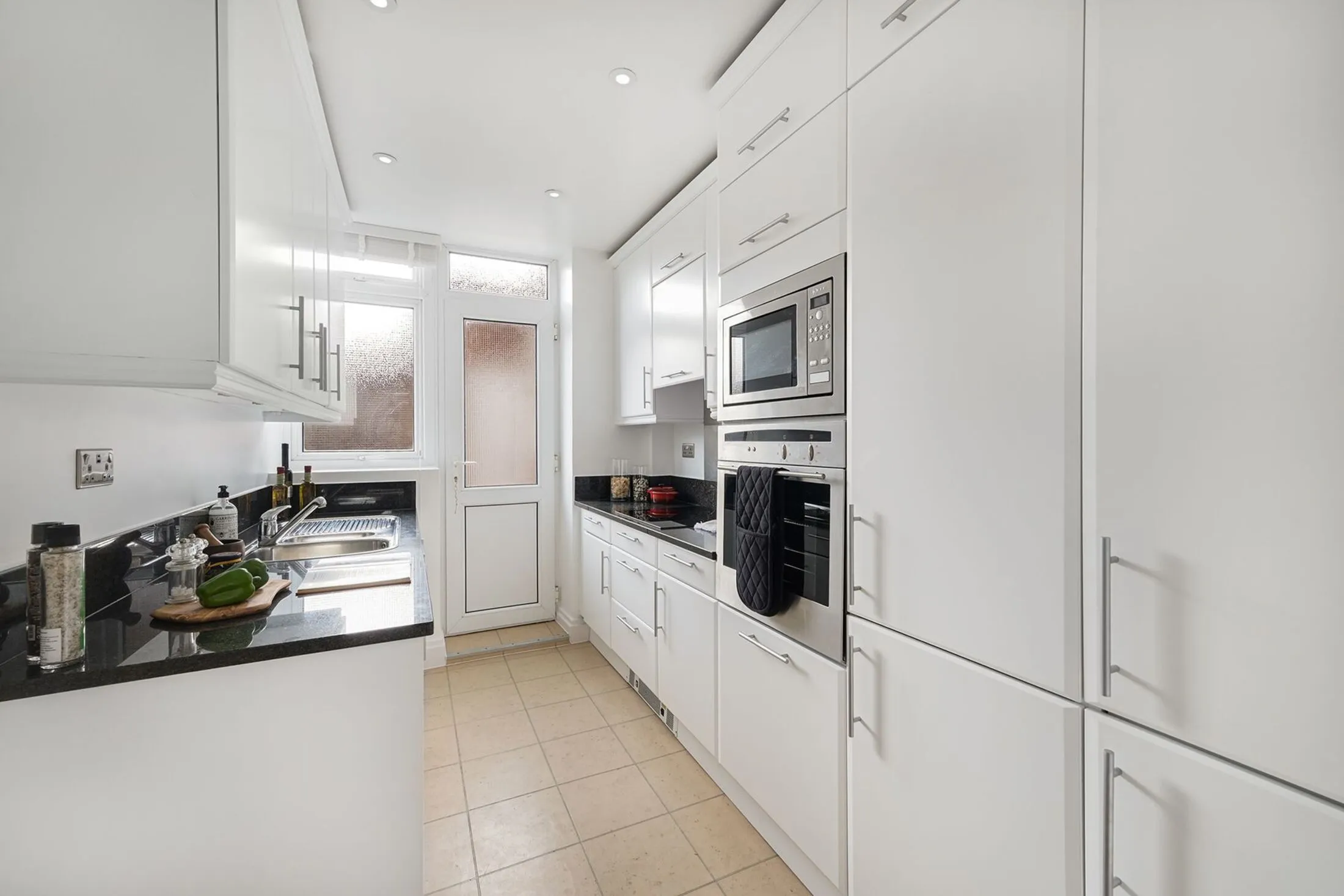 Flat Kensington High Street in Greater London