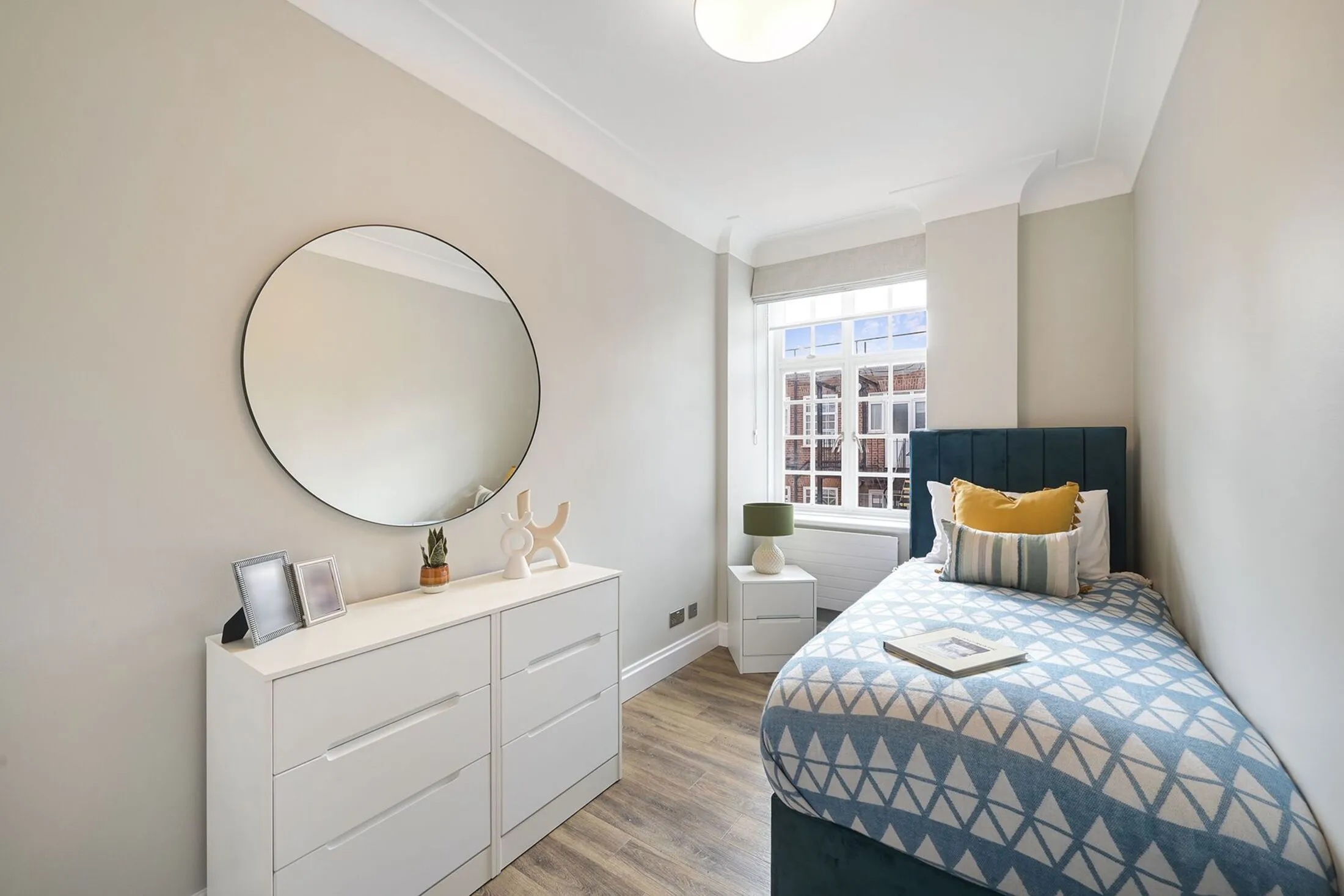 Flat Kensington High Street in Greater London
