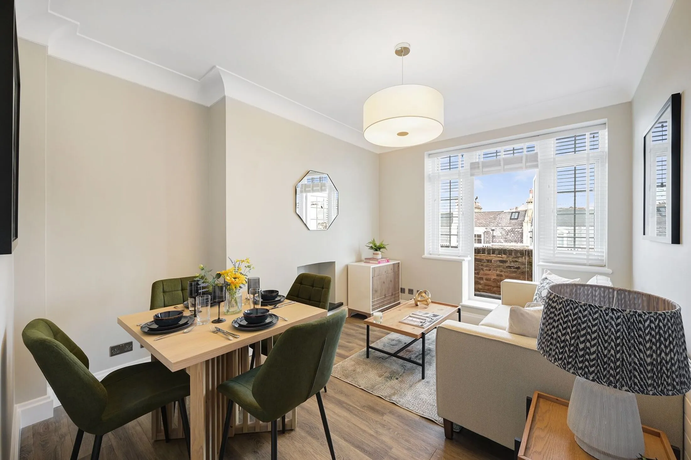 Flat Kensington High Street in Greater London