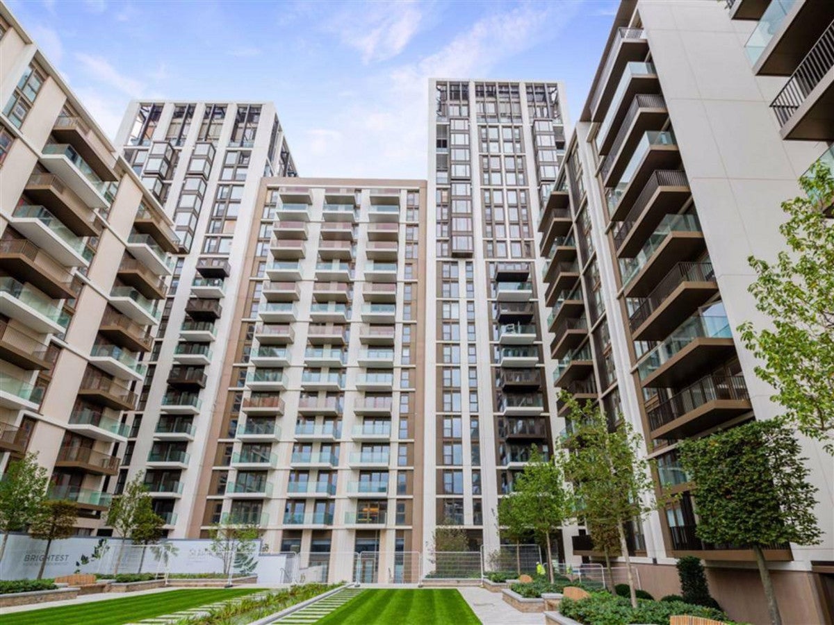 Flat Fountain Park Way in Greater London