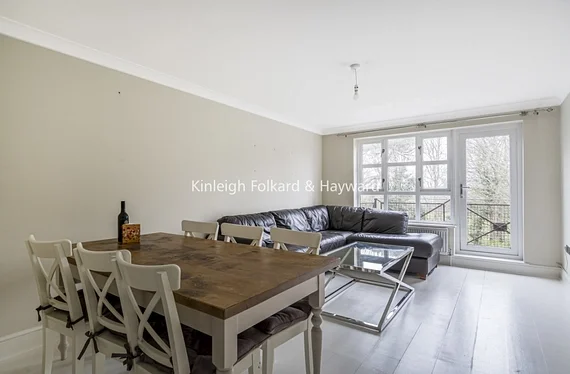 Flat Woodside Lane in Greater London