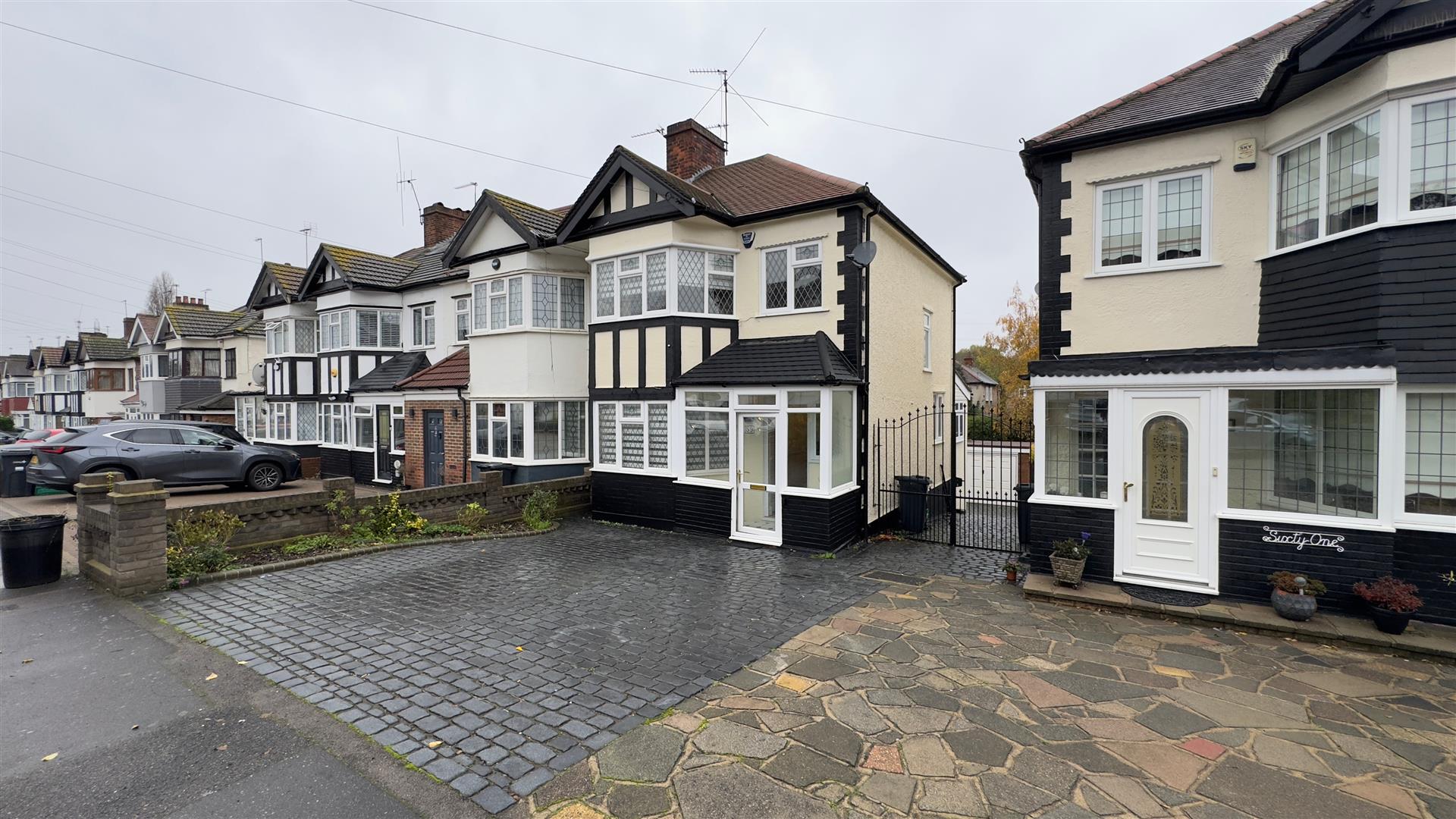 House Westview Drive in Greater London