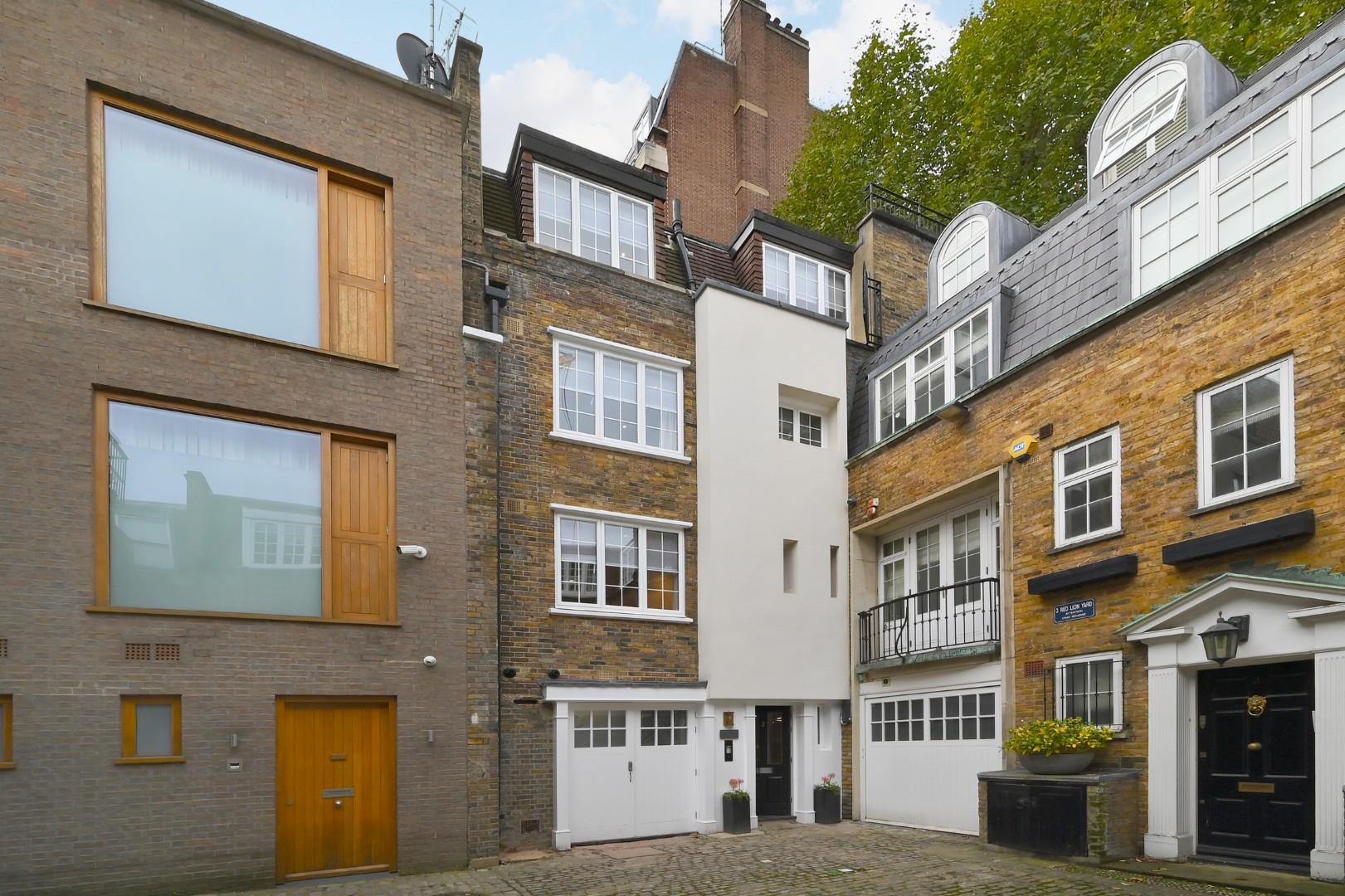 Flat Red Lion Yard in London