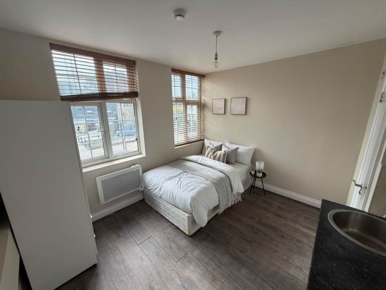 Flat Burnt Ash Lane in Greater London