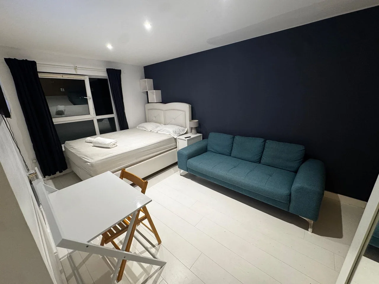 Room Westferry Road in Greater London