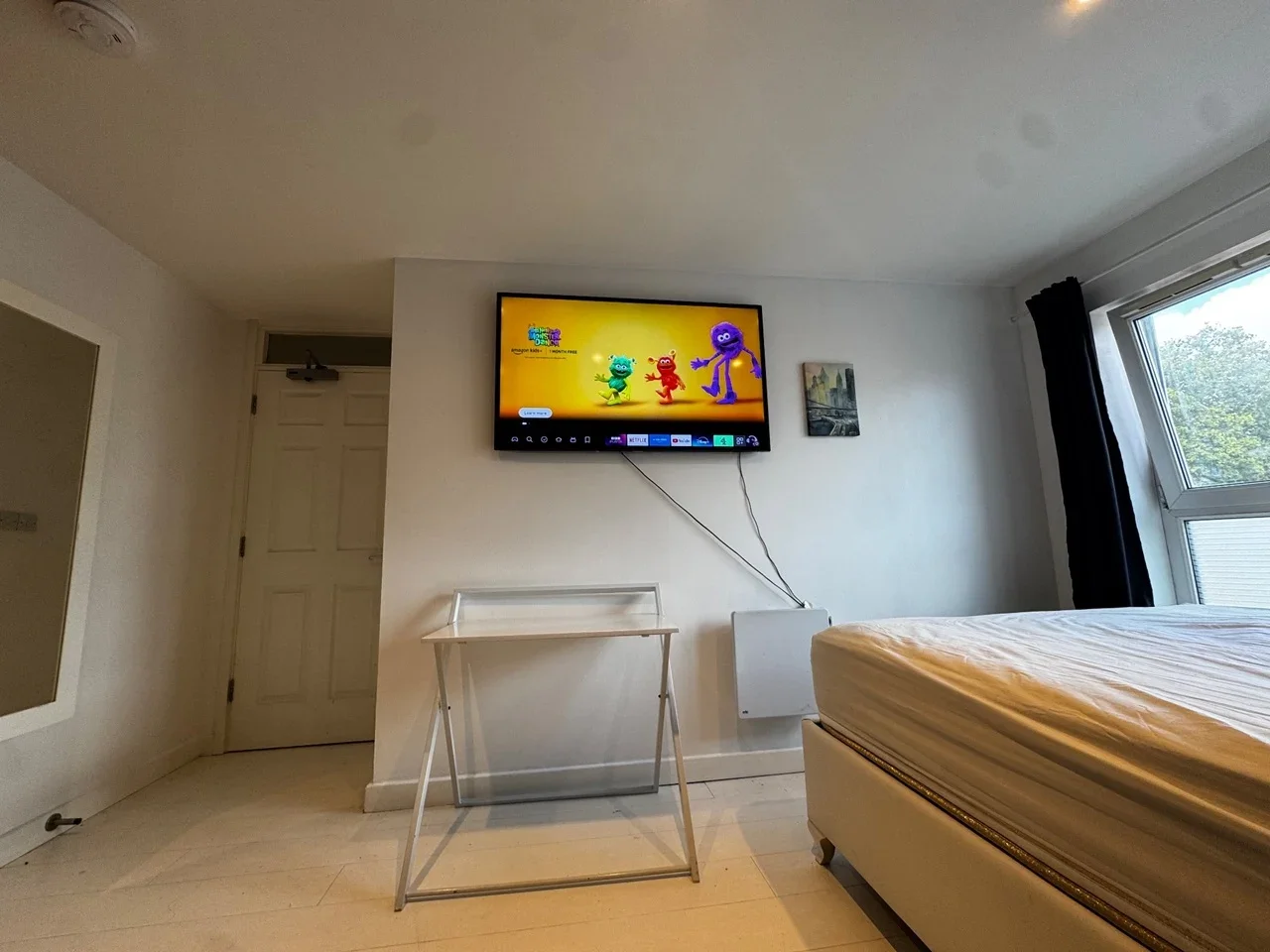 Room Westferry Road in Greater London